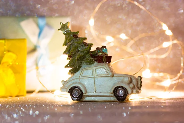 Игрушечный Ретро Автомобиль Рождественской Ёлкой Крыше Подарочные Коробки Светящиеся Гирлянды — стоковое фото