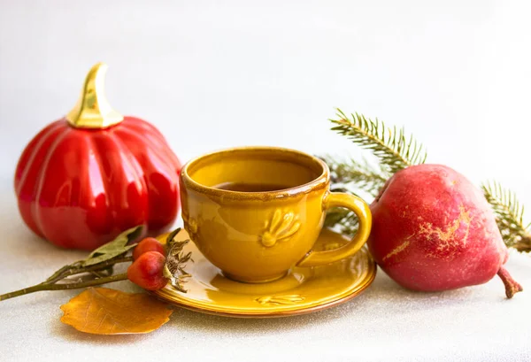 Желтая Керамическая Чашка Кофе Блюдце Красная Груша Осенние Листья Шиповник — стоковое фото