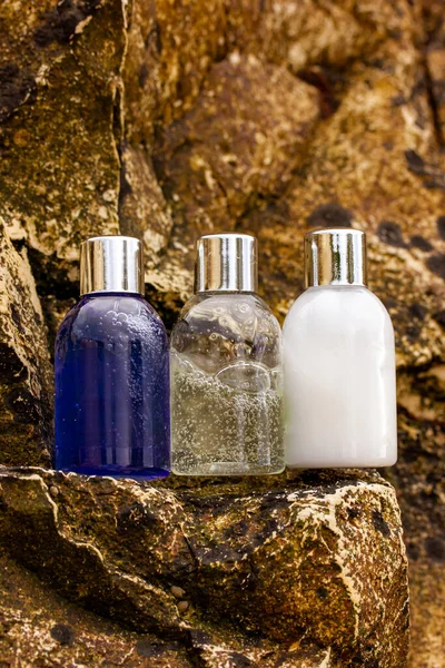 Műanyag Palackok Természetes Kozmetikai Utazási Tartályokban Zuhany Gél Sampon Buborékok — Stock Fotó