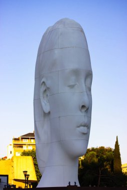Madrid, İspanya. 9 Mayıs 2022. Katalan heykeltıraş Jaume Plensa 'nın Plaza de Colon' dan Julia adlı çalışması. Beyaz bulutlu mavi gökyüzüne karşı dişi kafası şeklinde beyaz bir heykel. İspanyol karesi. 