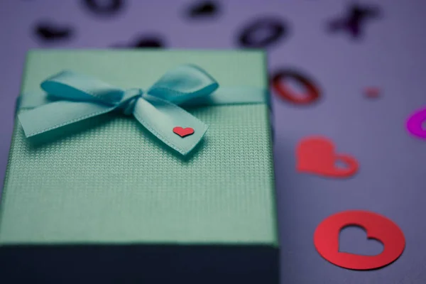 Modrá Dárková Krabice Lukem Malým Červeným Srdcem Růžová Srdce Purpurovém — Stock fotografie