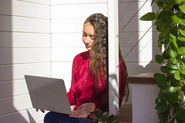 Egy Gyönyörű Fiatal Lány Fiatal Aki Egy Laptopon Dolgozik Otthonról — Stock Fotó