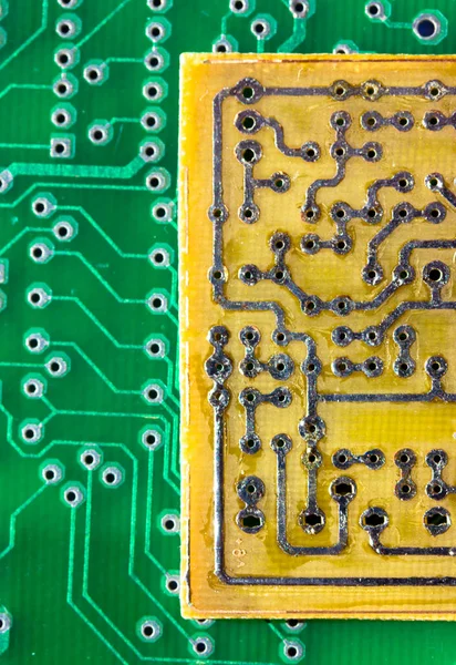 印刷绿色和黄色线路板 电子计算机硬件技术宏观 一个数字主板芯片 微处理器 晶体管 半导体由硅制成 技术科学 — 图库照片
