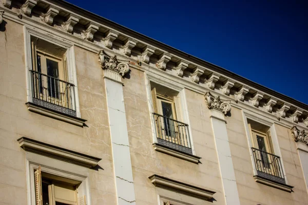 Madrid Spanien Juli 2022 Schöne Stuckfassade Beiges Wohnhaus Gebäude Balkone — Stockfoto