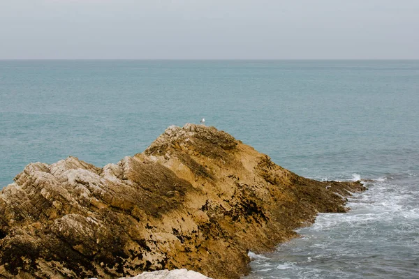 大西洋的落基海岸 一个岩石悬崖耸立在平静的海面之上 夏天美丽的海景 旅行的目的地 西班牙桑坦德坎塔布里亚 — 图库照片