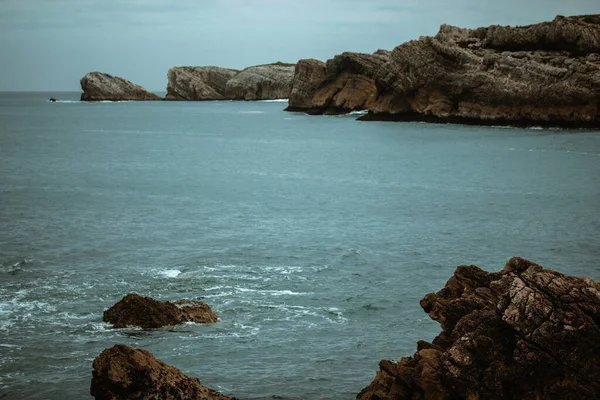 Βραχώδης Ακτή Του Ατλαντικού Ωκεανού Πολλοί Βράχοι Υψώνονται Πάνω Από — Φωτογραφία Αρχείου