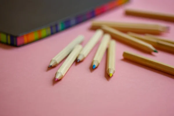 Mnohobarevné Barevné Dřevěné Ořezávané Tužky Makro Fotografie Růžovém Pozadí Nástroje — Stock fotografie