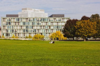 Berlin, Almanya. 2 Ekim 2022 'de dünyaca ünlü Charite Hastanesi' nin modern binası. Ev cephesi, modern mimari, kentsel alan. Sonbahar parkında güneşli sonbahar gününde yeşil çimenler sarı ağaçlar.