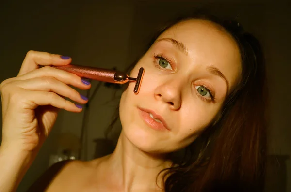Une Belle Jeune Fille Brune Européenne Blanche Utilise Masseur Facial — Photo