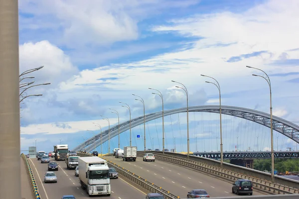 Κίεβο Ουκρανία Μαΐου 2020 Άποψη Γέφυρας Κυκλοφορία Αυτοκινήτων Υψηλής Ταχύτητας — Φωτογραφία Αρχείου