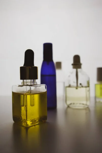 Petites Bouteilles Cosmétiques Bleues Jaunes Avec Des Cosmétiques Naturels Huile — Photo