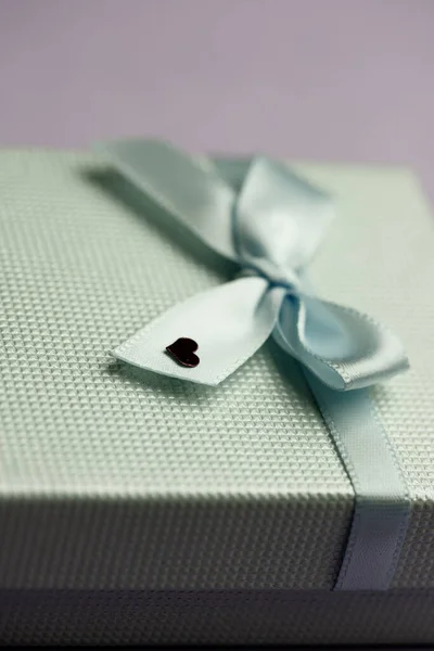 Regalo Para Los Amantes Envuelto Caja Azul Con Poco Corazón — Foto de Stock