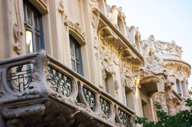 Madrid, İspanya Temmuz 12022 Vintage mimarisi. Eski binaların döşeme dekorasyonları dekore edilmiş duvar süsü bej bina ön balkonu. Lüks antika dış görünüş ayrıntıları