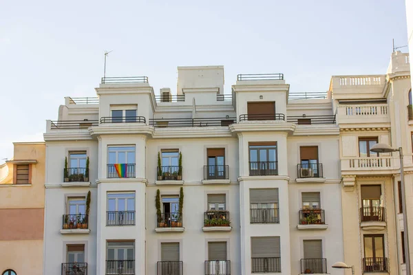 西班牙马德里 2022年7月1日 古典新古典主义风格的住宅建筑立面与天空的对比 富饶的老城区漂亮的屋顶 — 图库照片