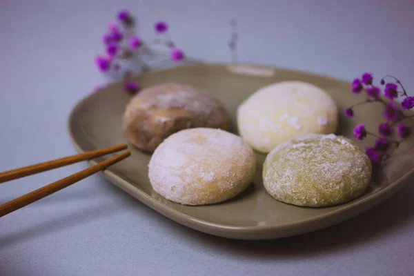 Tradycyjny Japoński Deser Mochi Ciasta Ryżowego Lub Daifuku Cztery Kulki — Zdjęcie stockowe