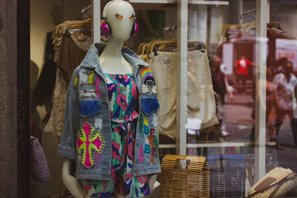 2022年5月1日 西班牙马德里 时尚服装店 消费主义 女性风格 时尚观念 穿着带有彩虹Lgbt标志的斜纹棉布夹克头戴耳机的女人 — 图库照片