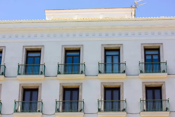 外立面有许多窗户 玻璃门 老房子的墙 装修成古典风格的白色建筑 欧洲城市历史街道上的建筑 西班牙马德里 — 图库照片
