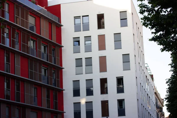 Madrid Spanien Mai 2022 Fassade Moderner Weißer Und Roter Häuser — Stockfoto