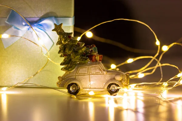Carro Retrô Brinquedo Com Árvore Natal Telhado Caixa Presente Azul — Fotografia de Stock
