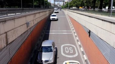 Madrid, İspanya. 1 Haziran 2022. Yol, otoyol, araba trafiği. Üzerinde işaretler ve beyaz arabaların tünele girdiği asfalt yol manzarası. Saatte 50 km hız sınırlamasını imzalayın. Taksi taksisi hareketi