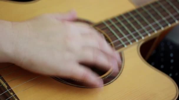 Persona Sin Rostro Tocando Guitarra Énfasis Mujer Dedos Mano Arrancando — Vídeos de Stock