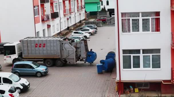 Uzhgorod Ukraine May 2022 Garbage Trucks Junk Collection Workers Load — Vídeo de Stock