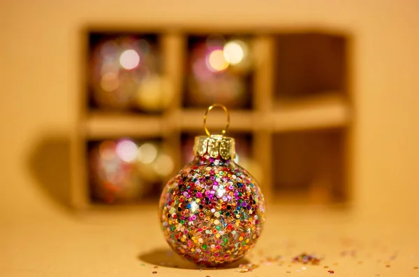 Helder Mooie Paarse Kerstboom Glanzend Speelgoed Glitter Bruine Wazige Achtergrond — Stockfoto