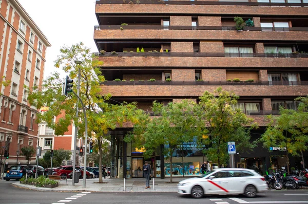 Madrid Spain November 2022 Corner Modern Residential Building Green Trees — Stock Photo, Image