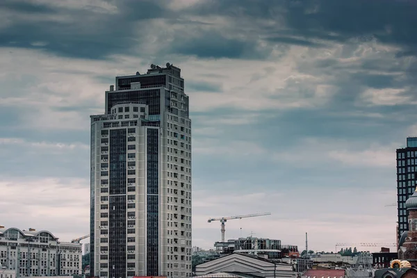 Κίεβο Ουκρανία Ιουλίου 2021 Σύγχρονη Γυάλινη Πρόσοψη Πολυώροφου Κτιρίου Συννεφιασμένο — Φωτογραφία Αρχείου
