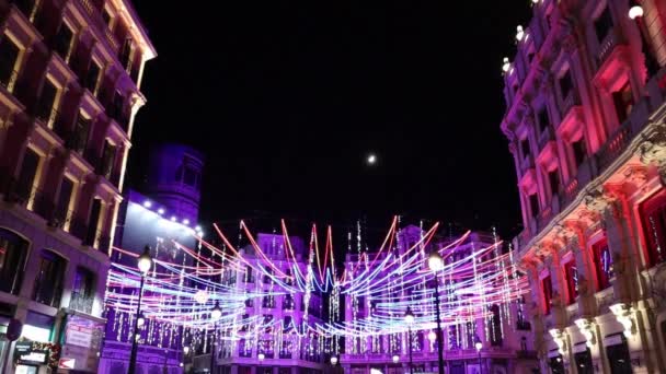 2022年11月30日 西班牙马德里 2023年新年城市装饰 巨大美丽的照明 粉红色Led花环灯 光彩夺目 装饰华丽的圣诞万花筒壁纸 — 图库视频影像