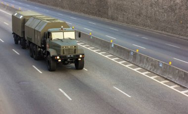 Kyiv, Ukrayna. 1 Aralık 2021. Askeri ekipman. Askeri ağır zırhlı araç, asfalt yol manzaralı hacky kamyon. Rusya ile savaşta Ukrayna için malzeme tedariği. 