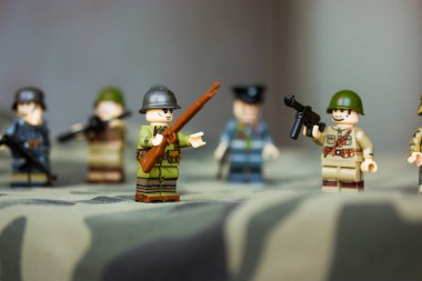 Kyiv, Ukrayna. 9 Mart 2022. İkinci Dünya Savaşı 'ndan LEGO askerleri. Oyuncak askerler kamuflaj üniforması içinde makineli tüfek ve silahla. Askerler, alay. Ukrayna 'da savaş. Silahlı kuvvetler, askeri birlikler..