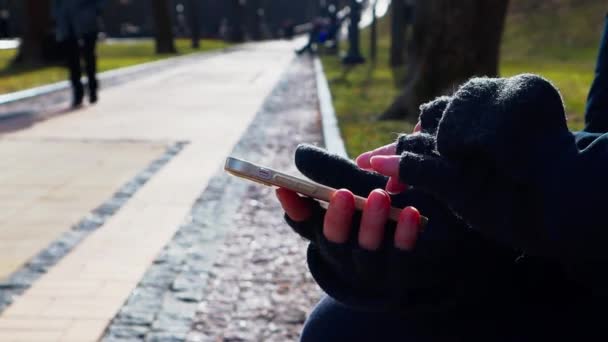Άσωπη Γυναίκα Γκρι Γάντια Χρησιμοποιώντας Smartphone Τσεκάροντας Email Μέσα Κοινωνικής — Αρχείο Βίντεο