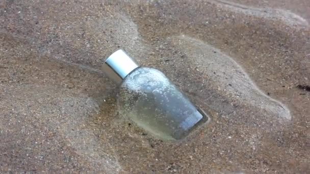 Προϊόν Μπάνιου Πλαστικό Γυάλινο Μπουκάλι Καλλυντικών Μια Αμμώδη Ακτή Παραλία — Αρχείο Βίντεο