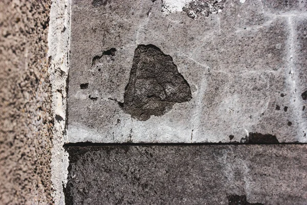 卷起灰色的旧肮脏的混凝土墙 深灰色的抽象背景和纹理 易碎的瓷砖用于装修建筑物的天然建筑材料 带有分叉的水泥地面 — 图库照片