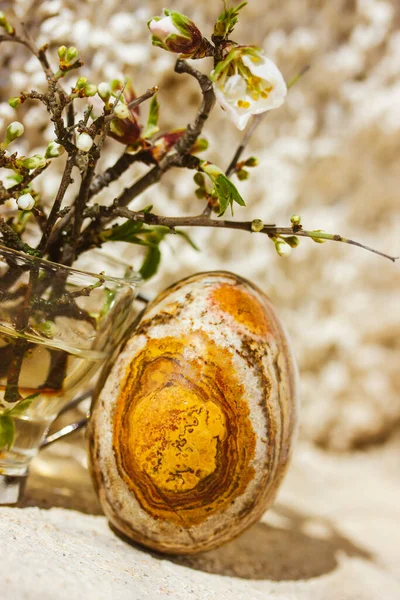 Huevo Pascua Con Textura Piedra Marrón Natural Sobre Fondo Azul —  Fotos de Stock