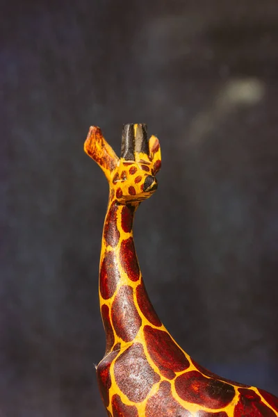 Girafe Jouet Bois Avec Long Cou Sur Fond Sombre Animal — Photo