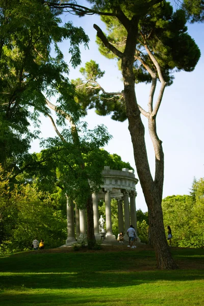 西班牙马德里 2022年9月1日 卡普利科公园 Capricho Park 顶部有一个古老的石塔 西班牙雕塑和地标 植物园亭子 夏天人们在草地上休息 — 图库照片