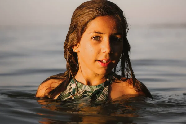 Suyun Içinde Güzel Bir Genç Kız Portresi Beyaz Çocuk Yazın — Stok fotoğraf