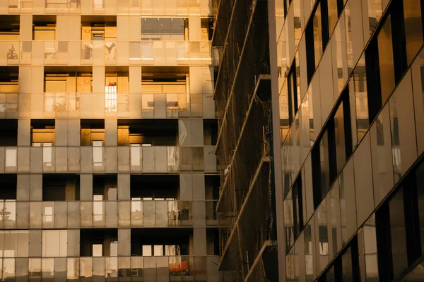 近代的な住宅高層アパートの茶色の建物のガラスのファサード 市内のアパート複合体 メガポリス 建設業 不動産 住宅の概念 窓が多い — ストック写真