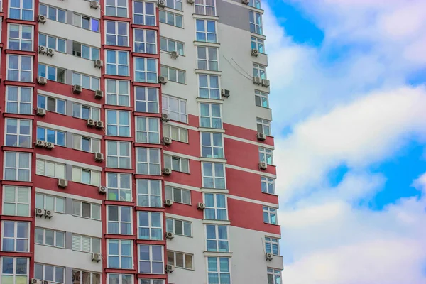 ウクライナのキエフ 2021年5月8日 背が高く 高層階建てで 現代的なアパートの建物のファサード 多くのパノラマの窓 青い空に対するバルコニー 白と赤の建物外観建築物 — ストック写真