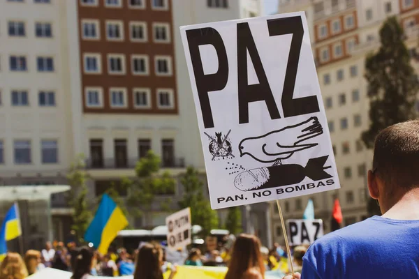 People Rally Peace Person Holding Poster Text Peace Paz Spanish — Fotografia de Stock