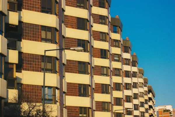 Modern Red White Residential High Rise Apartment Building Facade Houses — Fotografia de Stock