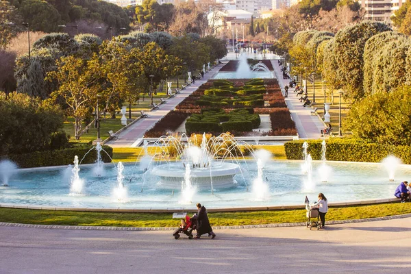 Zaragoza, İspanya. 16 Şubat 2023 Great City Park Grande Jose Antonio Labordeta Botanik Bahçeleri 'nde yürüyen insanlar heykeller, ağaçlar, çalılar güneşli bir günde yolculuk, Avrupa seyahatleri