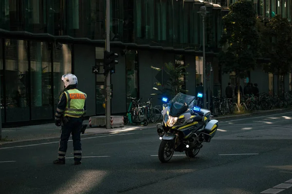 Берлін Німеччина Жовтня 2022 Року Поліцейський Шоломі Написом Поліцейський Патрулював — стокове фото