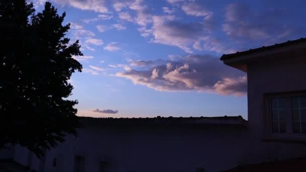 Vídeo Lapso Tempo Com Nuvens Flutuando Através Céu Azul Pôr — Vídeo de Stock