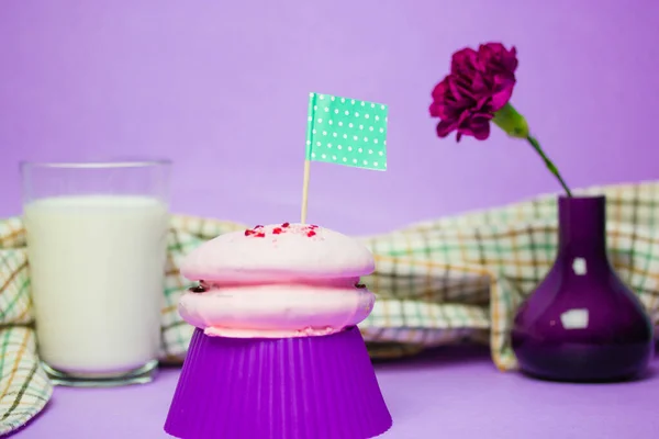 Pink Whoopie Pie Прикрашений Зеленим Прапором Фіолетовому Тлі Життя Солодким — стокове фото