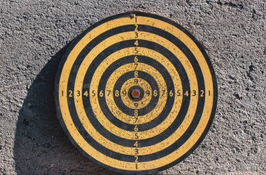 Sarı siyah dart duvarı. Yuvarlak şekilli arka plan. Kırmızı gözlü Dartboard orta ringi. İş hedefi, fırsat konsepti. Konsantrasyon için soyut çember. Bir oyun oynayın. Küresel grunge formu.