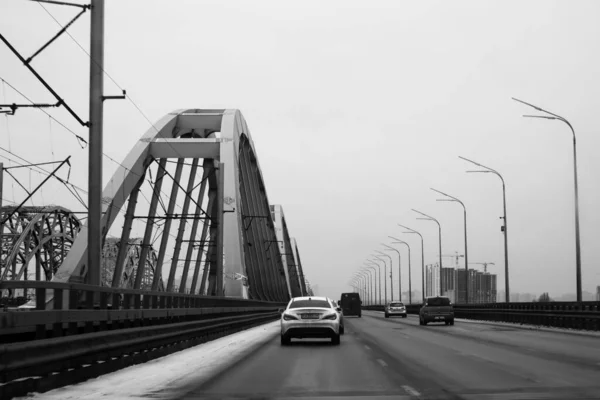 Kiev Ucraina Febbraio 2023 Foto Bianco Nero Con Traffico Automobilistico — Foto Stock