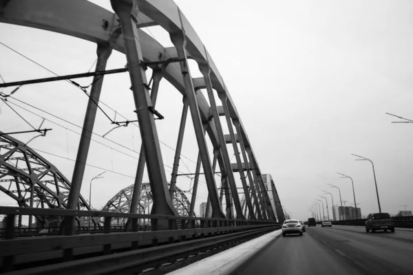 Kijev Ukrajna Február 2023 Fekete Fehér Fotó Autós Forgalommal Hídon — Stock Fotó